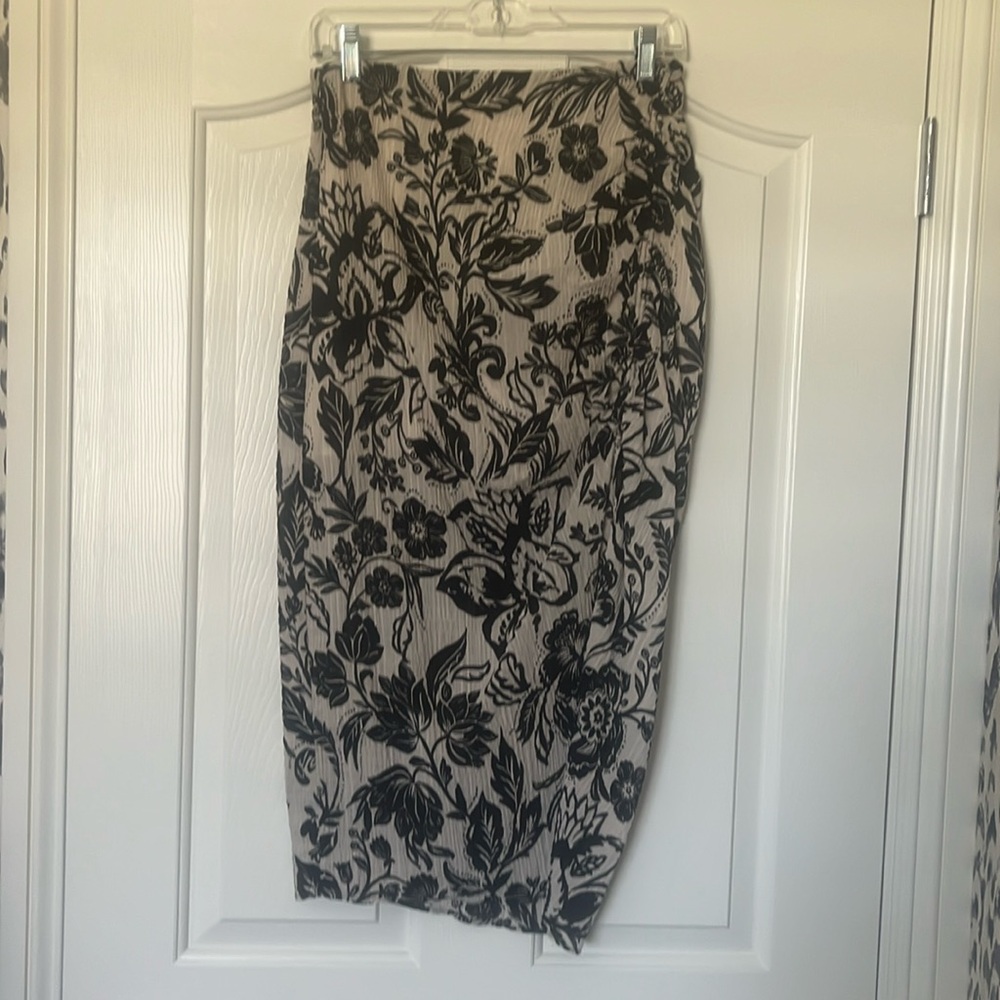 Zara midi skirt with side zipper and ruching on left front of skirt.